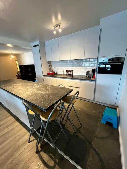 Big Apartment With Parking In Antwerpen Eksteriør bilde